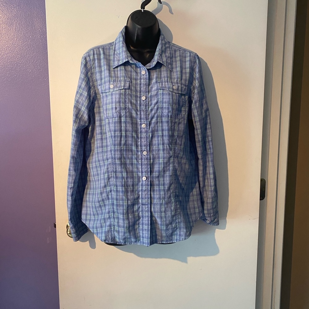 Duluth Trading Co Women’s Medium Blue Vented Button Down.